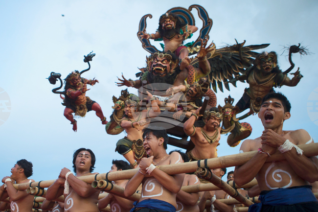 CORRECTION APTOPIX Indonesia Hindu New year