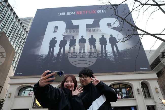 Кей-поп групата Би Ти Ес издаде нов студиен албум преди голямото си завръщане на сцената