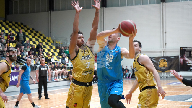 Левски изпрати Шумен на последното място в НБЛ с победа в директния двубой, Ботев 2012 (Враца) надви Спартак (Плевен)