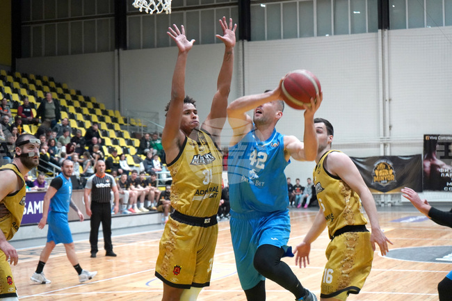 Левски изпрати Шумен на последното място в НБЛ с победа в директния двубой, Ботев 2012 (Враца) и Миньор (Перник) също спечелиха домакинствата си от 28-ия кръг