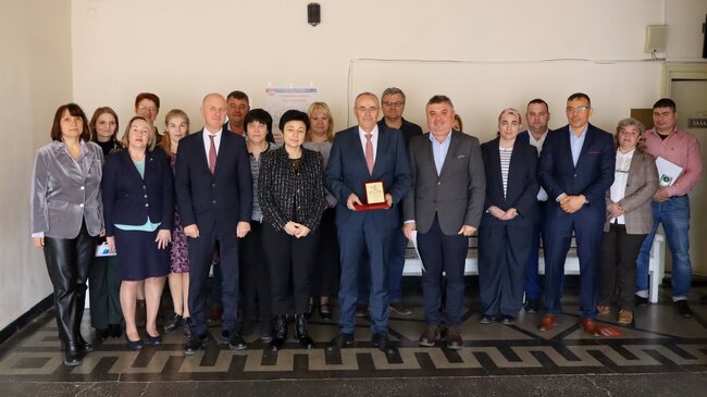 Окръжен съд – Разград отчете своята дейност и тази на съдилищата от съдебния район за 2025 година. Съдия Мичев получи плакет от Апелативен съд – Варна