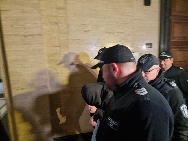 Обвиняемият за убийството на 32-годишната жена, чието тяло бе намерено в багажник на автомобил, остава в ареста