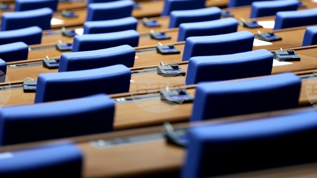 Парламентът ще заседава извънредно на 1 април, депутатите ще изслушат трима служебни министри