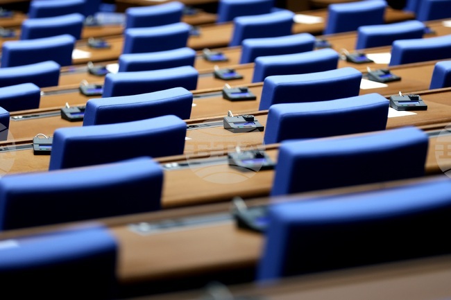 Парламентът ще заседава извънредно на 1 април, депутатите ще изслушат трима служебни министри