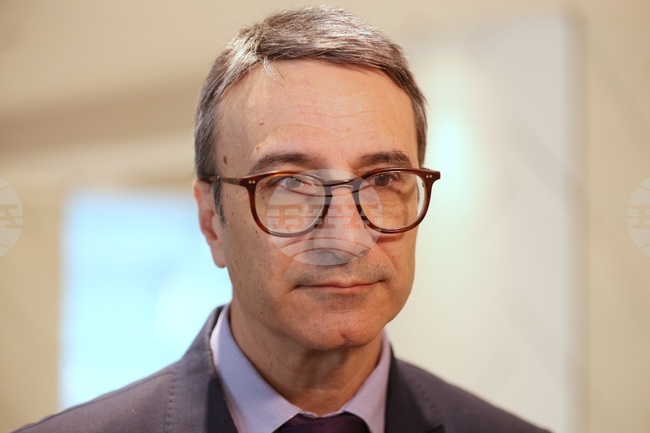 В близките дни може да бъде активирана мярката, свързана с цените на горивата, заяви служебният министър на енергетиката Трайчо Трайков