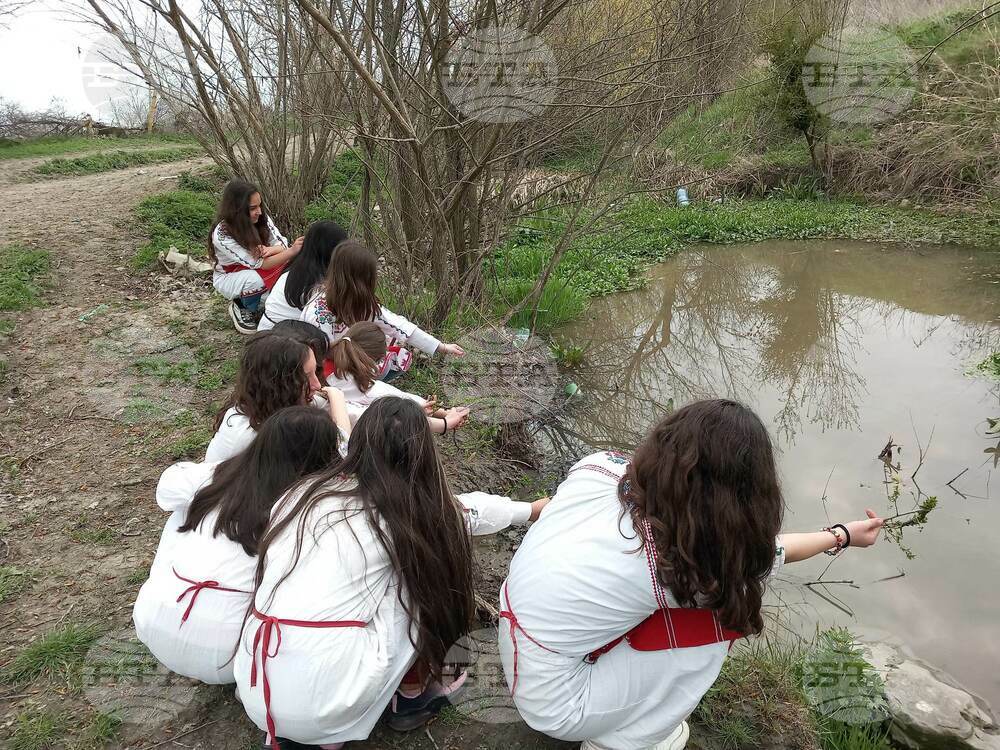 Девойки „гадаха за женитба“ в търговищкото село Голямо Соколово