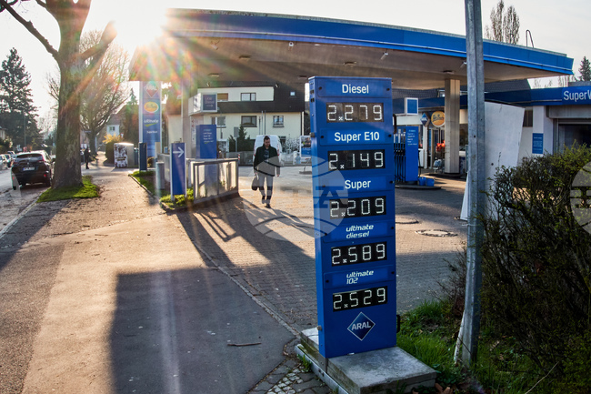 Испания планира намаление на ДДС за горивата на 10 процента, за да противостои на поскъпването, съобщи радио "Кадена Сер"
