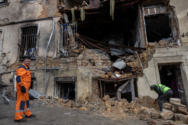 Четирима души загинаха при руска атака с дронове в Черкаска област; властите съобщиха за нападения срещу енергийната инфраструктура в Западна Украйна 