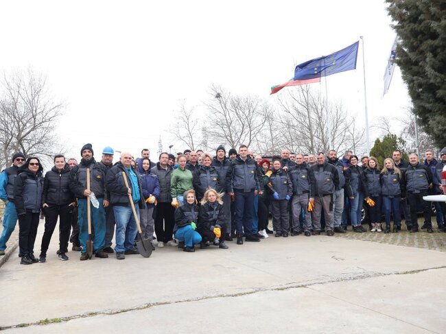 Служители на „ТЕЦ Марица изток 2“ ЕАД засадиха 60 дръвчета по случай 60-годишнината на централата