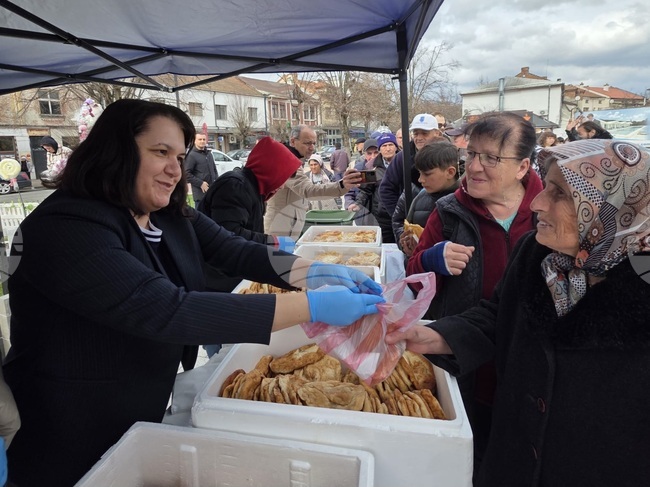 Над 2000 мекици бяха раздадени на деня Арифе в Момчилград