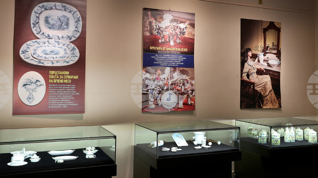 Над сто експоната от Етнографския музей във Варна участват в изложбата „Порцеланът - вечният спътник на лукса"