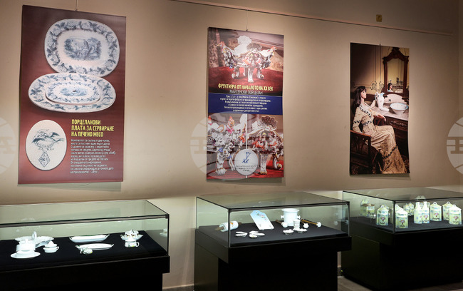 Над сто експоната от Етнографския музей във Варна участват в изложбата „Порцеланът - вечният спътник на лукса"