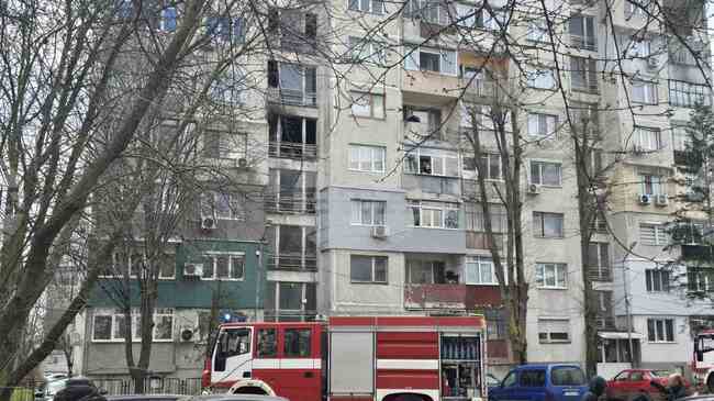 Възникнал е пожар в стълбищната клетка на блок в добричкия квартал „Балик“, хората са евакуирани