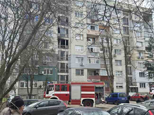 Възникнал е пожар в стълбищната клетка на блок в добричкия квартал „Балик“, хората са евакуирани