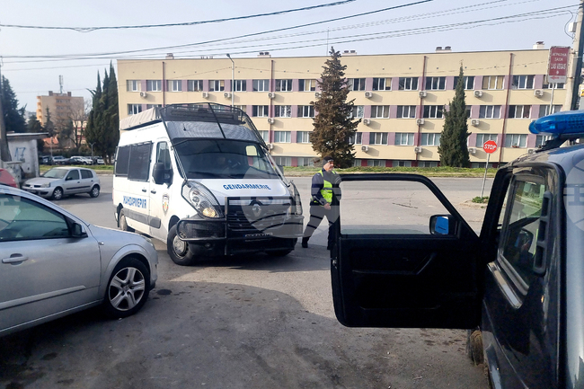 Двама мъже са задържани за заключване на жена в кола в Стара Загора