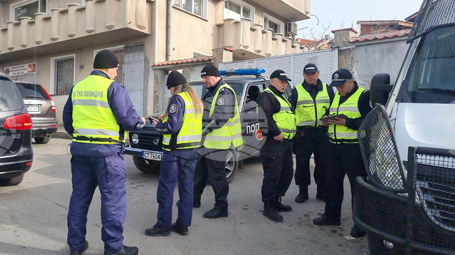 В три търговски обекта в Стара Загора са намерени и иззети списъци с имена и парични суми, съобщиха от полицията 