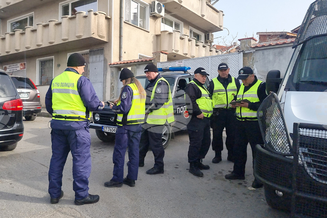В три търговски обекта в Стара Загора са намерени и иззети списъци с имена и парични суми, съобщиха от полицията 