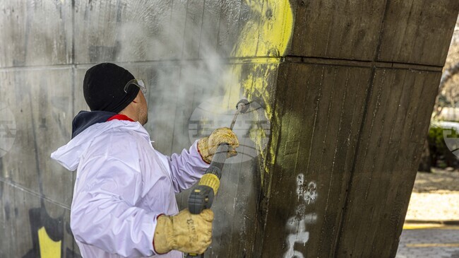 Столичната община започна системно почистване на надраскани обществени пространства в центъра на София 