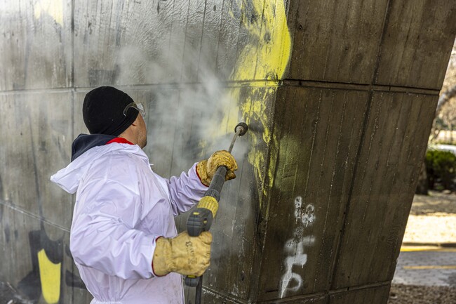 Столичната община започна системно почистване на надраскани обществени пространства в центъра на София 