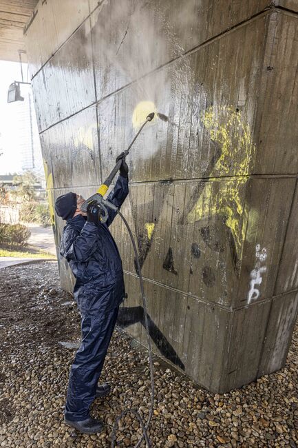 Столична община почиства нерегламентирани драсканици от фасади и обществени пространства