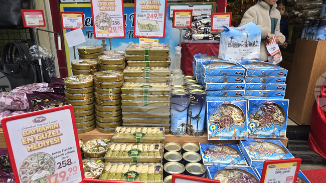 Препълнени пазари, празни туристически места и километрично задръстване съпътстват навечерието на Рамазан Байрам в Измир 