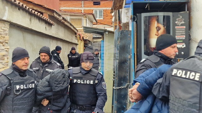 Арестуваха 10 души за държане и разпространение на „бонзай“ и фентанил в пловдивския квартал „Столипиново“