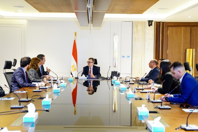 МЕНА: Египетският министър на планирането и директорът на ЕВБР обсъдиха подкрепата за икономическата стабилност на Египет