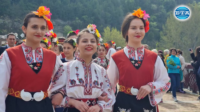 На Цветница в Ловеч по традиция бе изпълнен ритуалът „По вода“ и обявена тазгодишната „кумичка“