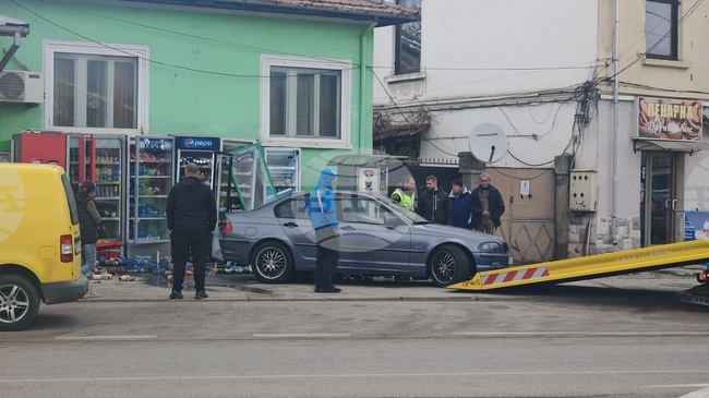 Автомобил катастрофира в хладилни витрини на тротоар в Габрово