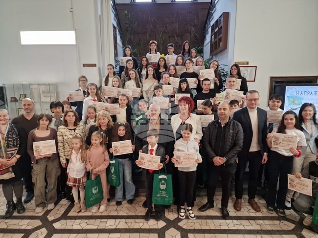 В Регионалната библиотека във Велико Търново наградиха отличените в 26-ото издание на конкурса „Моят роден град“ 
