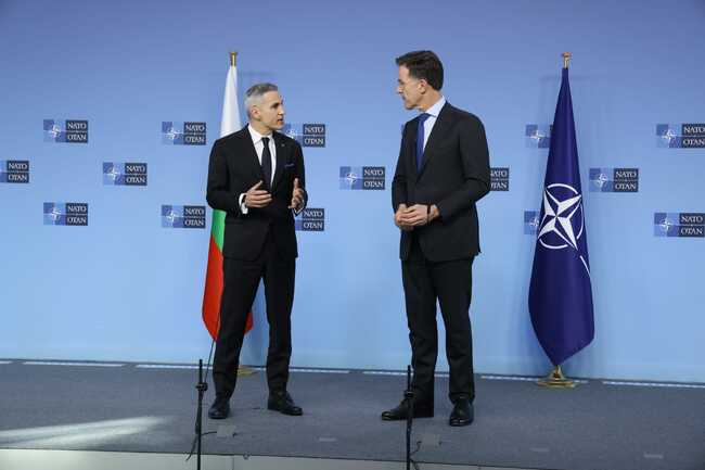 Премиерът Гюров пред Марк Рюте: България остава твърдо ангажирана с НАТО и колективната отбрана