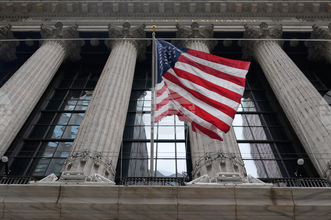 Петролът и геополитиката натежаха над Уолстрийт, акциите отново поеха надолу