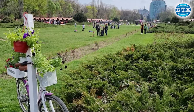 Жители и гости на Букурещ отбелязаха Цветница с празничен панаир и пикник в парка