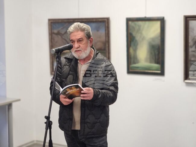 Художникът Стефан Качаков представи новата си поетична книга „Нюанси” и живописни платна в ямболската галерия „Кирил Кръстев”