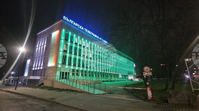По случай Първа пролет фасадата на сградата на БТА е осветена в зелено 