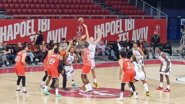 Баскетболният Апоел Тел Авив не се затрудни срещу Виртус Болоня в "Арена 8888" пред погледа на президента на БФБаскетбол Георги Глушков