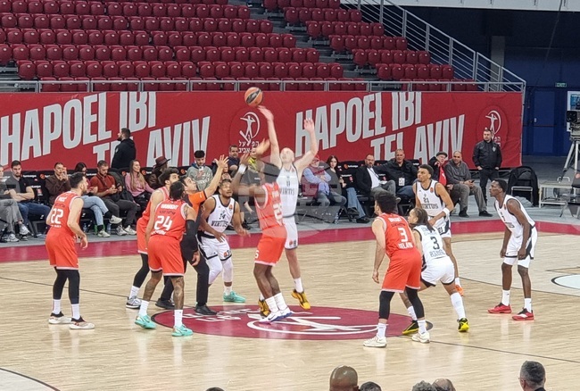 Баскетболният Апоел Тел Авив не се затрудни срещу Виртус Болоня в "Арена 8888" пред погледа на президента на БФБаскетбол Георги Глушков