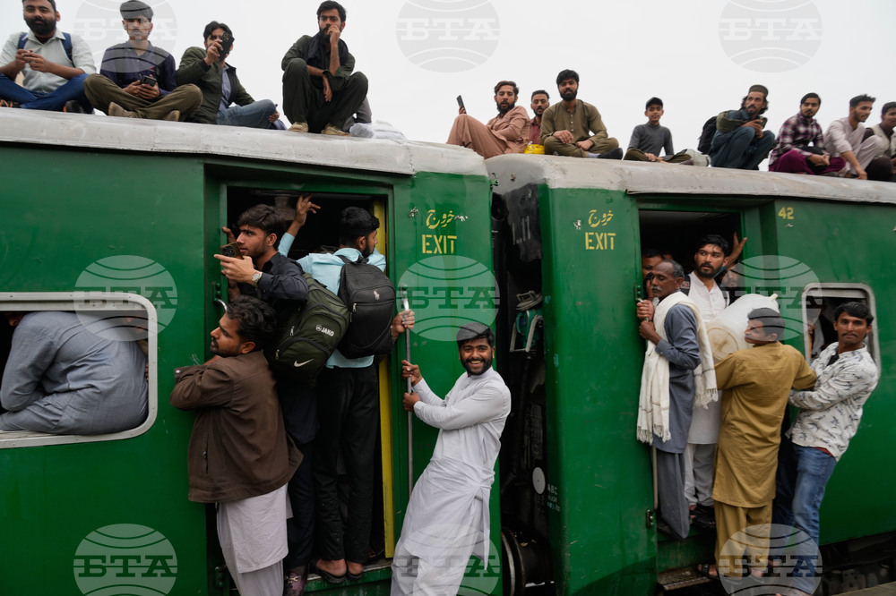 APTOPIX Pakistan Eid al-Fitr