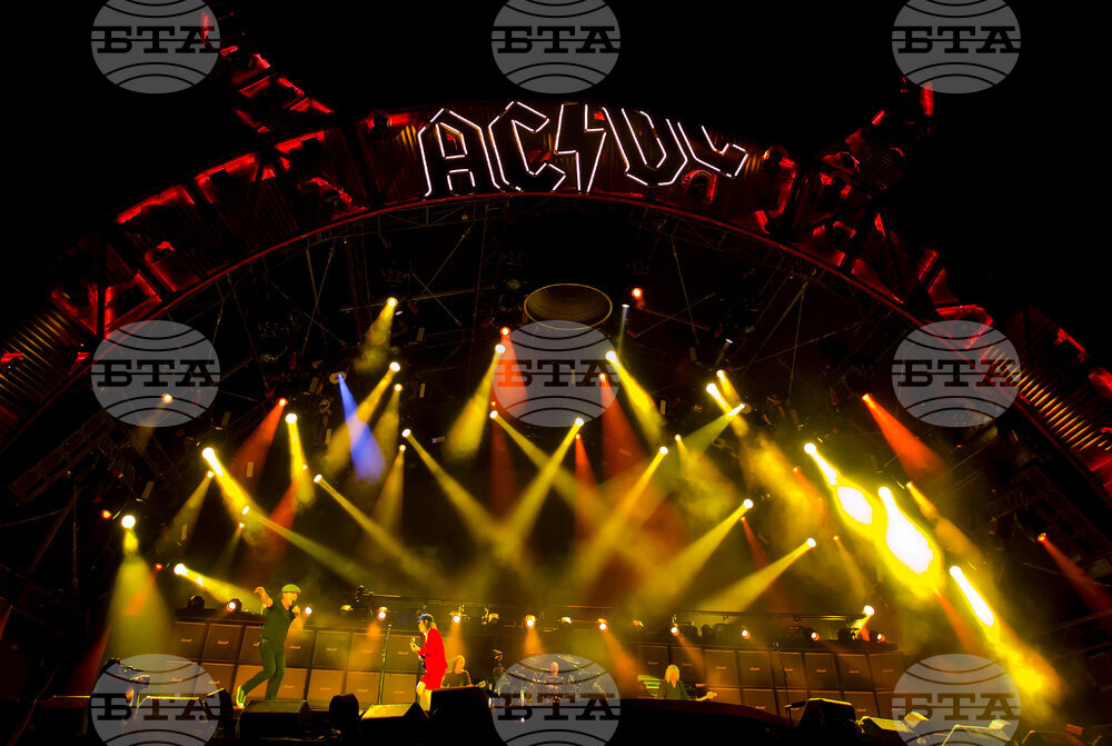 Китаристът на AC/DC Стиви Йънг е приет в болница