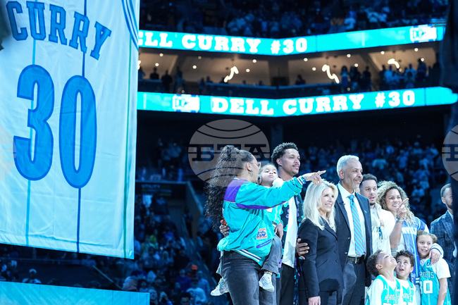 Шарлът Хорнетс извади от употреба номера на Дел Къри