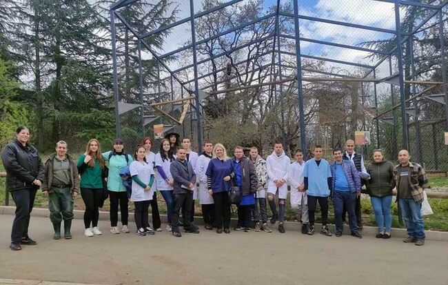 Бъдещи ветеринарни техници и ветеринарни лаборанти проведоха практически урок в старозагорския зоопарк
