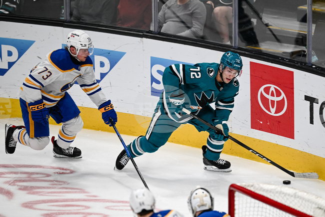 Бъфало постигна категорична победа и е с равни точки с Каролина на върха в Източната конференция, шампионът Флорида прекъсна лоша серия