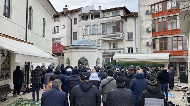 С празнична молитва в над 300 джамии започна Рамазан Байрам в област Кърджали