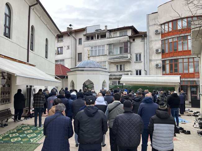 С празнична молитва в над 300 джамии започна Рамазан Байрам в област Кърджали