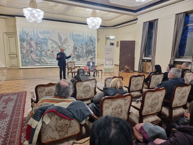 Росен Петров представи в Добрич книгата си „Нека помним. Истории от историята“ 