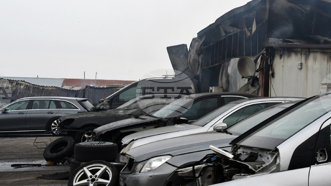 Пожар в автокъща в Хасково унищожи четири автомобила и повреди около 50 