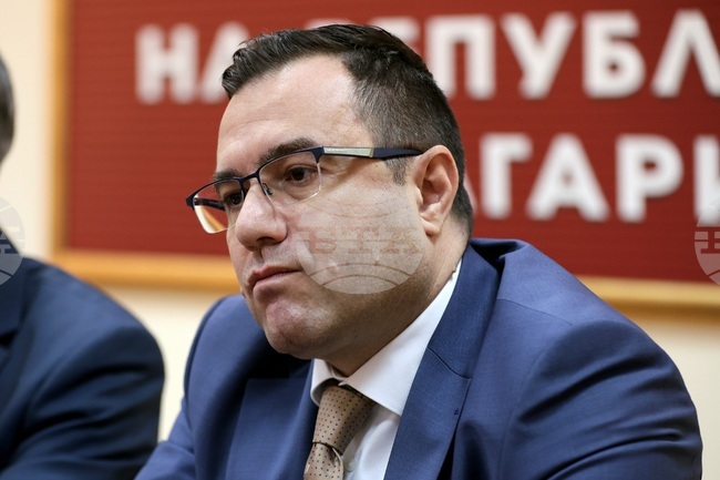 КЕВР работи върху 6548 жалби за високи сметки за ток, обяви председателят на регулатора Пламен Младеновски