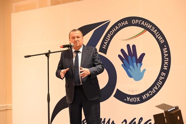 Министър Адемов: Трябва да интегрираме малките хора и те да почувстват грижата на обществото