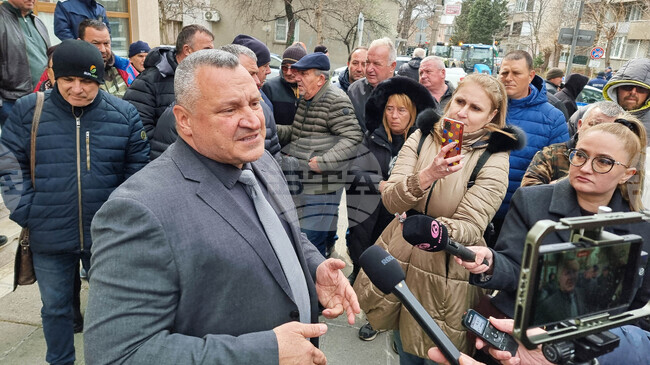 Земеделци прекратиха протест в Сливен, след уверение от областния управител, че няма да има смени в ръководството на дирекцията по земеделие