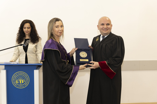 Илхан Кючюк стана „Доктор хонорис кауза“ на ВУТП